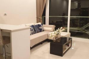 Delmare Beachfront Bangsaray的休息区