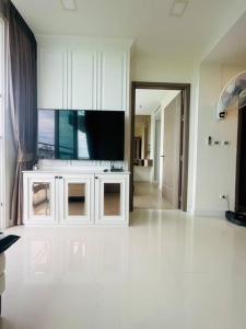 Delmare Beachfront Bangsaray的电视和/或娱乐中心