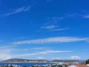uma vista para o oceano e um céu azul em Plettenberg View em Plettenberg Bay