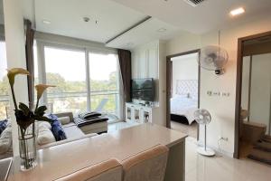 Delmare Beachfront Bangsaray的休息区