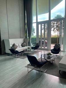 Delmare Beachfront Bangsaray的休息区
