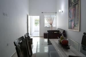 巴耶杜帕爾的住宿－APARTAMENTO - AIRE ACONDICIONADO，一间带桌子的客厅和一间餐厅