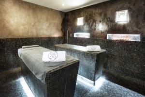 y baño con bañera, cama y toallas. en AMA Residences Andalucia en Islantilla
