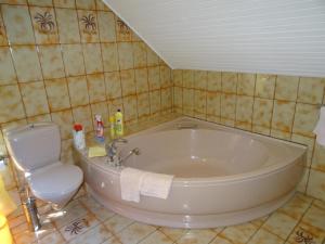 baño con bañera grande y aseo en Schöne Ferienwohnung am Wald gelegen mit großem Sonnenbalkon, 