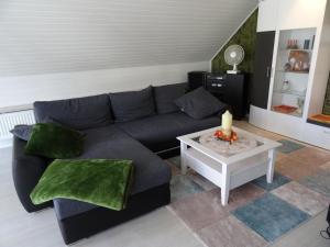 sala de estar con sofá azul y mesa en Schöne Ferienwohnung am Wald gelegen mit großem Sonnenbalkon, 