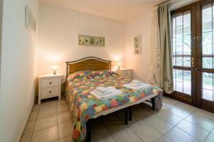 ein Schlafzimmer mit einem Bett mit Handtüchern darauf in der Unterkunft Agriturismo Bio Femminella in Principina a Mare