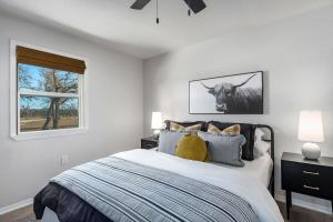 um quarto com uma cama com uma imagem de vaca na parede em Cherry Mountain, private home with great views em Crabapple