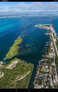 una vista aérea de la costa del océano en Bote anclado libre sobre el arrecife lejos de la costa en Isla Mujeres