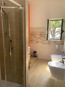 uma casa de banho com um chuveiro e um lavatório. em Mimama em Telese Terme