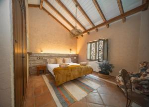 1 dormitorio con 1 cama y 1 sofá en una habitación en Eco Hotel Cueva del Gato, en Benaoján