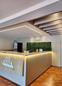 a lobby with a reception desk in a building at Hotel Recreio dos Bandeirantes in Sertãozinho