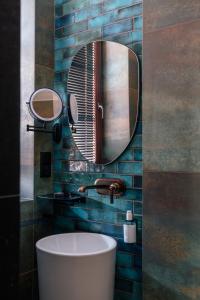 baño con espejo y lavabo en 4 Strony Apartamenty w Wodnej Wieży, en Pszczyna