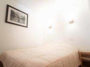 - une chambre dotée d'un lit blanc avec une photo sur le mur dans l'établissement Appartement Valmorel, 3 pièces, 6 personnes - FR-1-291-754, à Valmorel