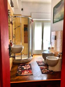 łazienka z prysznicem i umywalką oraz 2 toalety w obiekcie A casa di Manu w mieście Isola del Liri