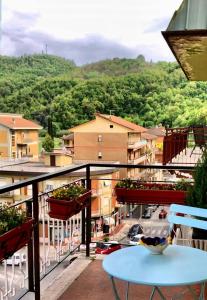 balkon ze stołem i widokiem na miasto w obiekcie A casa di Manu w mieście Isola del Liri