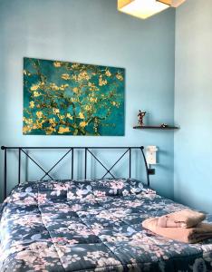 sypialnia z łóżkiem z obrazem na ścianie w obiekcie A casa di Manu w mieście Isola del Liri