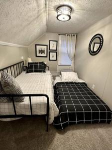 - une chambre avec 2 lits jumeaux dans l'établissement 3 Bedroom Home, Walk to Lake Erie, à Willoughby
