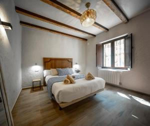 1 dormitorio con 1 cama con 2 toallas en Eco Hotel Cueva del Gato, en Benaoján