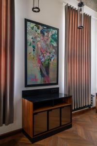 TV de pantalla plana en la sala de estar. en 4 Strony Apartamenty w Wodnej Wieży, en Pszczyna