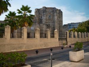 una antigua valla de piedra con un edificio en el fondo en Kimpton Las Mercedes, an IHG Hotel en Santo Domingo