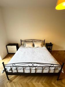 Кровать или кровати в номере Private Room In A Big Ol’ Flat