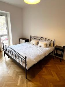 Кровать или кровати в номере Private Room In A Big Ol’ Flat