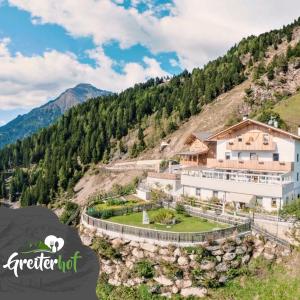 una vista aerea di una casa su una montagna di Greiterhof Partschins a Parcines