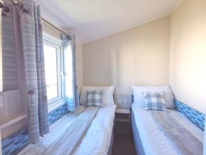 Voodi või voodid majutusasutuse Sea activities Golden Sands beach relax toas +35 fotot