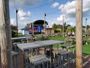 Restoran või mõni muu söögikoht majutusasutuses Sea activities Golden Sands beach relax