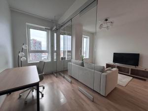 een woonkamer met een bank en een flatscreen-tv bij Upouusi luksusasunto! / Areena / Juna-asema /4hlö in Tampere