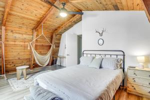 Postel nebo postele na pokoji v ubytování Bayfront Luxemburg Cabin Rental with Private Beach!