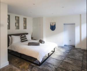 מיטה או מיטות בחדר ב-Falmouth Townhouse with Panoramic Sea View Terrace