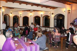 un grupo de personas sentadas en mesas en un restaurante en RIAD ANIS, en Essaouira