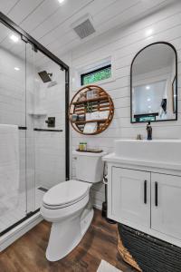 La salle de bains est pourvue de toilettes, d'un lavabo et d'un miroir. dans l'établissement Bluebonnet Trail, à Waco