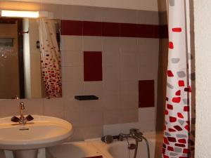 La salle de bains est pourvue d'un lavabo et d'un rideau de douche. dans l'établissement Appartement Les Orres, 2 pièces, 6 personnes - FR-1-322-83, aux Orres