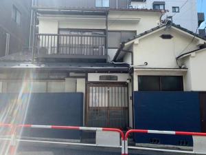 a building with a gate in front of a house at 新宿家族連れ４LDKの子供つれ5星 in Tokyo