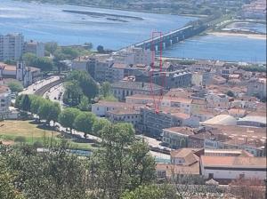 une vue aérienne sur une ville avec un pont dans l'établissement Hotel Rali Viana, à Viana do Castelo