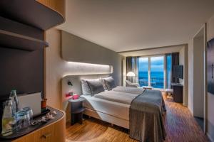 Postel nebo postele na pokoji v ubytování Hotel Heiden - Wellness am Bodensee + 37 fotografií