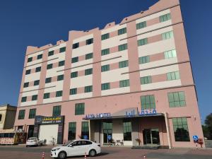 巴卡的住宿－ALYA Hotel，前面有停车位的建筑