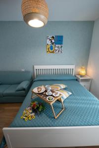 sypialnia z łóżkiem z tacą z jedzeniem w obiekcie Sunset House w mieście Balestrate