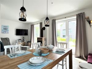 - une salle à manger et un salon avec une table en bois dans l'établissement Haus Undine, Deichhörn 6a, à Dangast