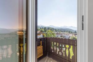 Elle comprend un balcon offrant une vue sur les montagnes. dans l'établissement Michlhaus nature and suites, à Aldino