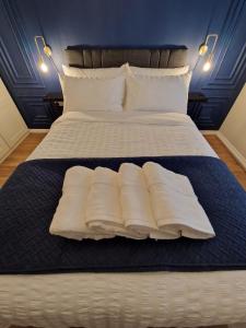 a large bed with white sheets and pillows on it at Impeccable 2-Bed Apartment in Newcastle upon Tyne in Newcastle upon Tyne