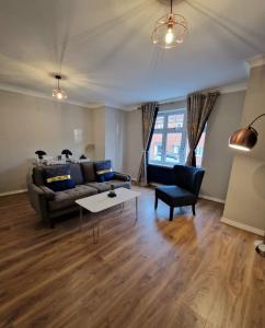 Uma área de estar em Impeccable 2-Bed Apartment in Newcastle upon Tyne
