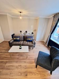 Uma área de estar em Impeccable 2-Bed Apartment in Newcastle upon Tyne