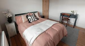 A bed or beds in a room at Bijou cottage in a super location… !