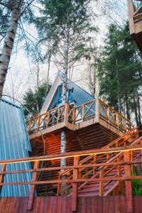 een boomhut met een terras en een dak bij Montana Suite Bungalows in Trabzon