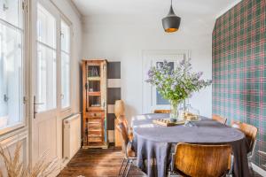 een eetkamer met een tafel en stoelen bij Willa Zwolakówka in Istebna