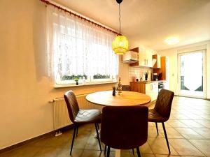 een keuken met een tafel en stoelen en een raam bij Ferienwohnung Waldliebe in Schierke +9 foto's