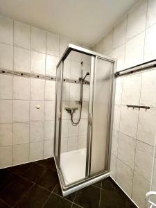 La salle de bains est pourvue d'une douche avec une porte en verre. dans l'établissement Ferienwohnung Waldliebe, à Schierke